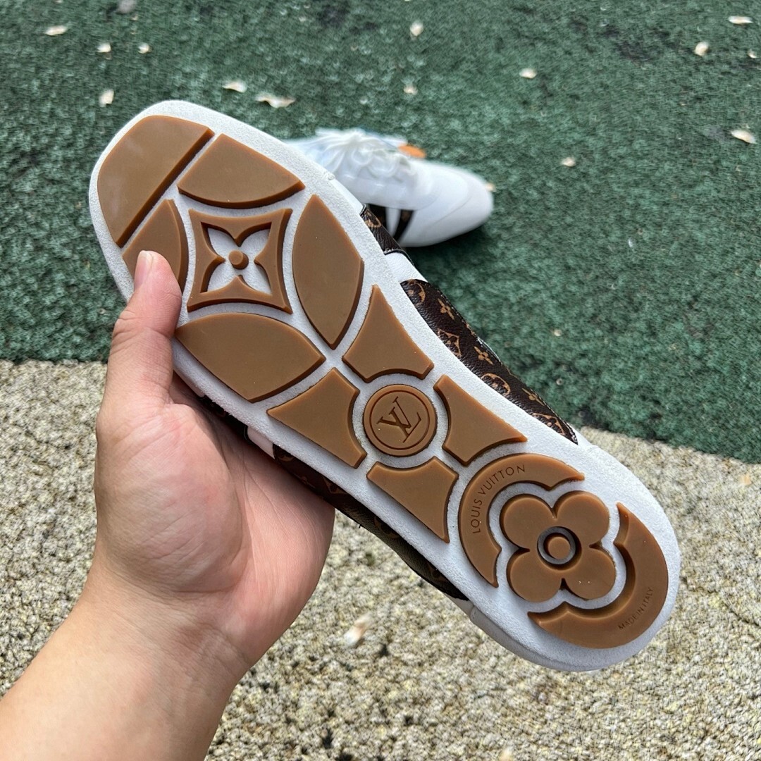 Louis Vuitton Run Away Sneaker White Monogram Canvas - Image 6