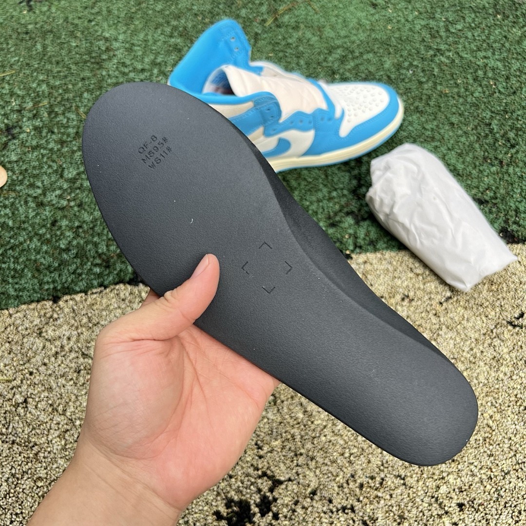 Air Jordan 1 Retro High OG 'University Blue' 555088-134 - Image 6