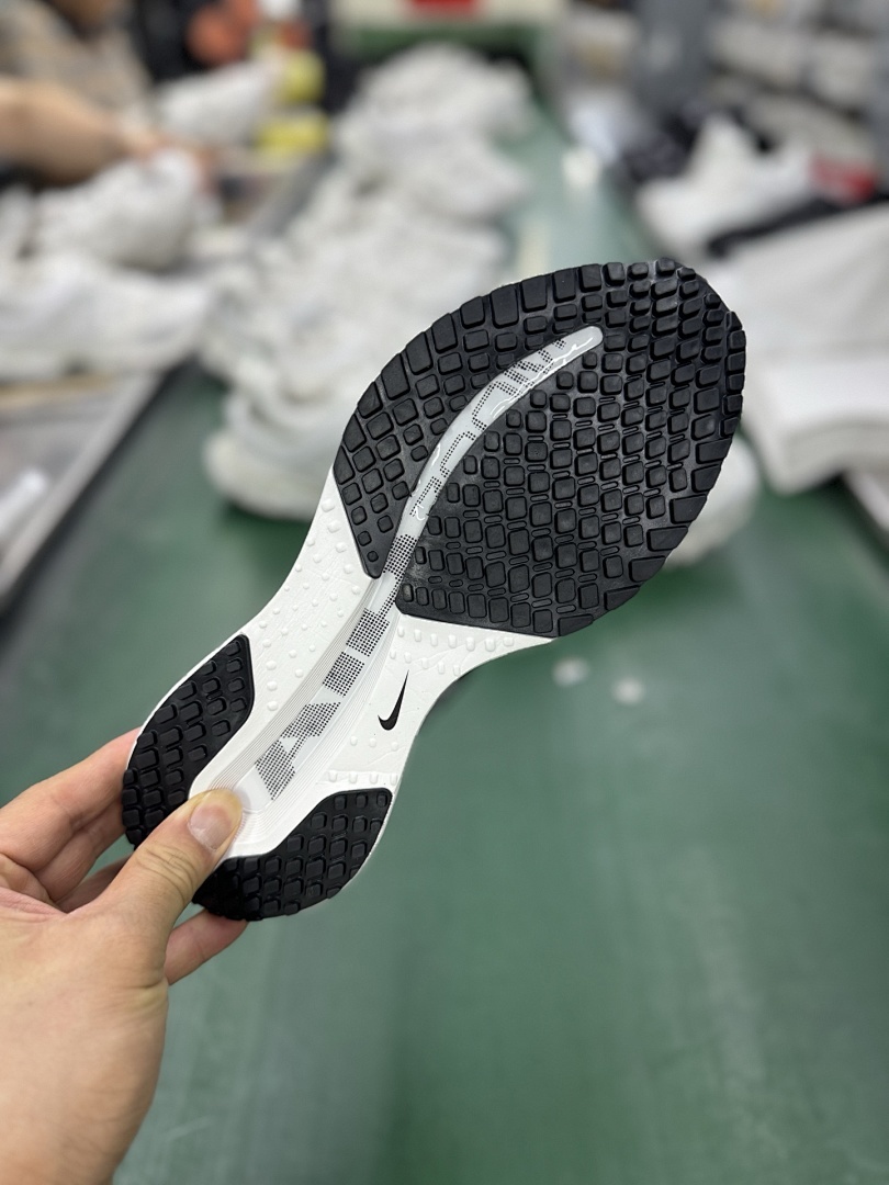 Nike Air ZoomX Invincible Run Flyknit 3 Black/White/Metallic Silver DR2615-001 - Image 3