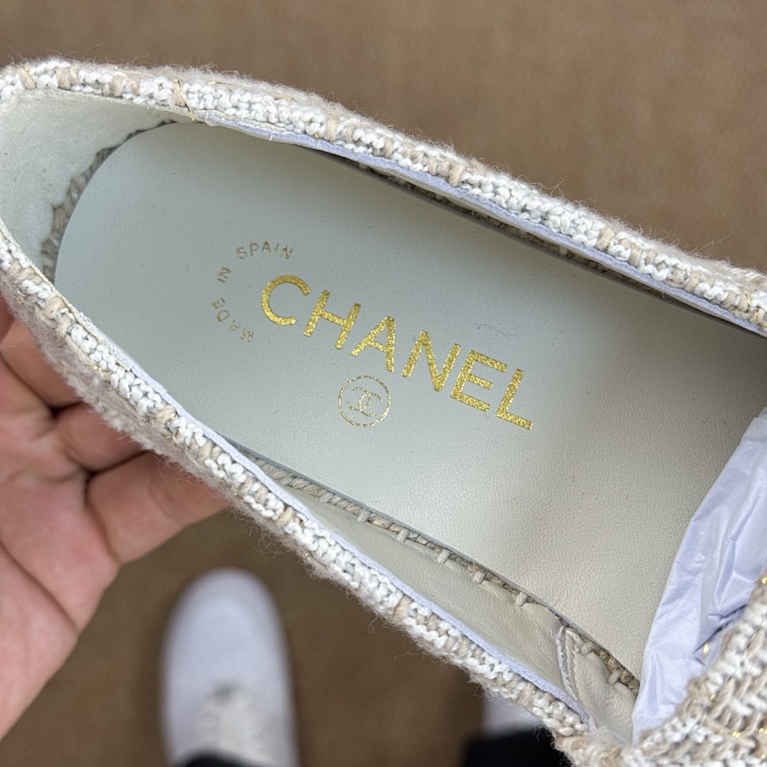 Chanel Espadrilles in Ecru Tweed with Black Cap Toe and CC Logo - Image 4
