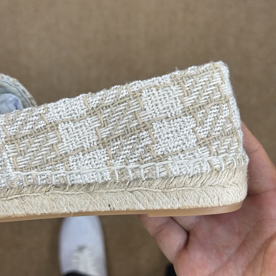 Chanel Espadrilles in Ecru Tweed with Black Cap Toe and CC Logo - Image 5