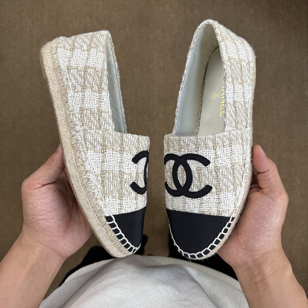 Chanel Espadrilles in Ecru Tweed with Black Cap Toe and CC Logo - Image 7