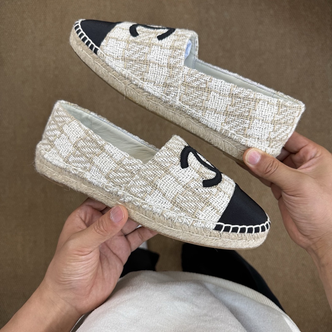 Chanel Espadrilles in Ecru Tweed with Black Cap Toe and CC Logo - Image 8