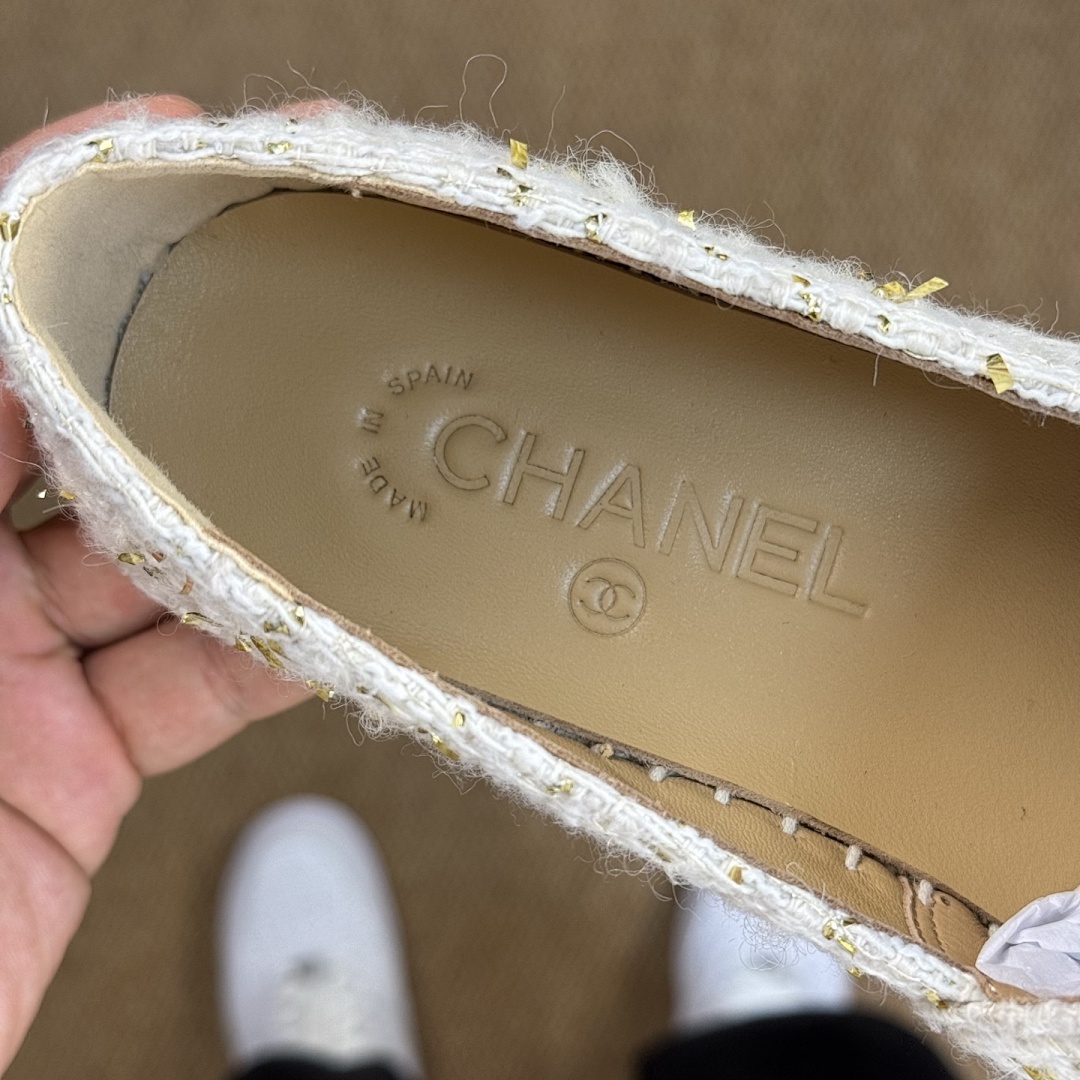 Chanel Ecru and Gold-Tone Tweed Espadrilles with Black Cap Toe and CC Logo - Image 4