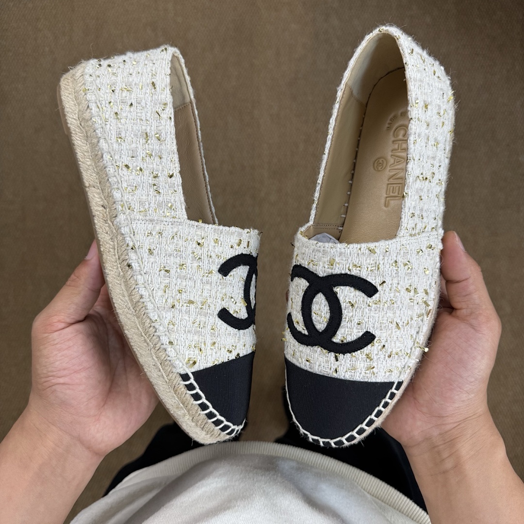 Chanel Ecru and Gold-Tone Tweed Espadrilles with Black Cap Toe and CC Logo - Image 7