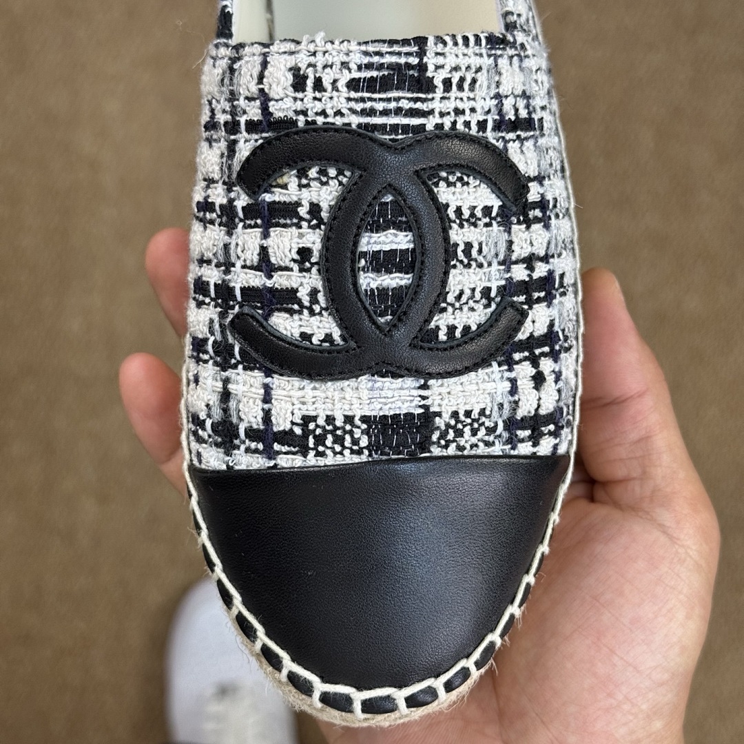 Chanel Black and White Tweed CC Logo Espadrilles with Black Lambskin Cap Toe - Image 3