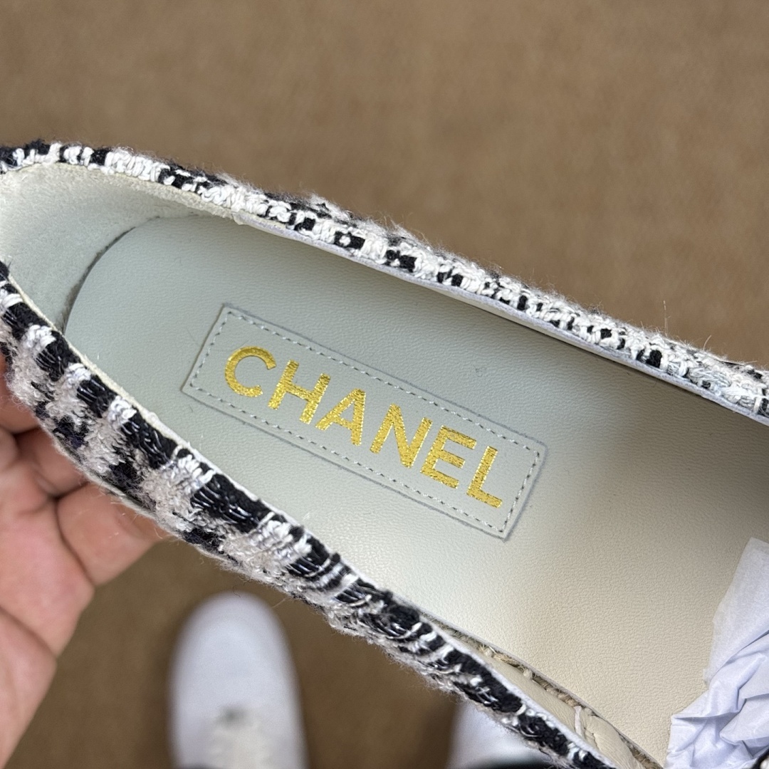 Chanel Black and White Tweed CC Logo Espadrilles with Black Lambskin Cap Toe - Image 4