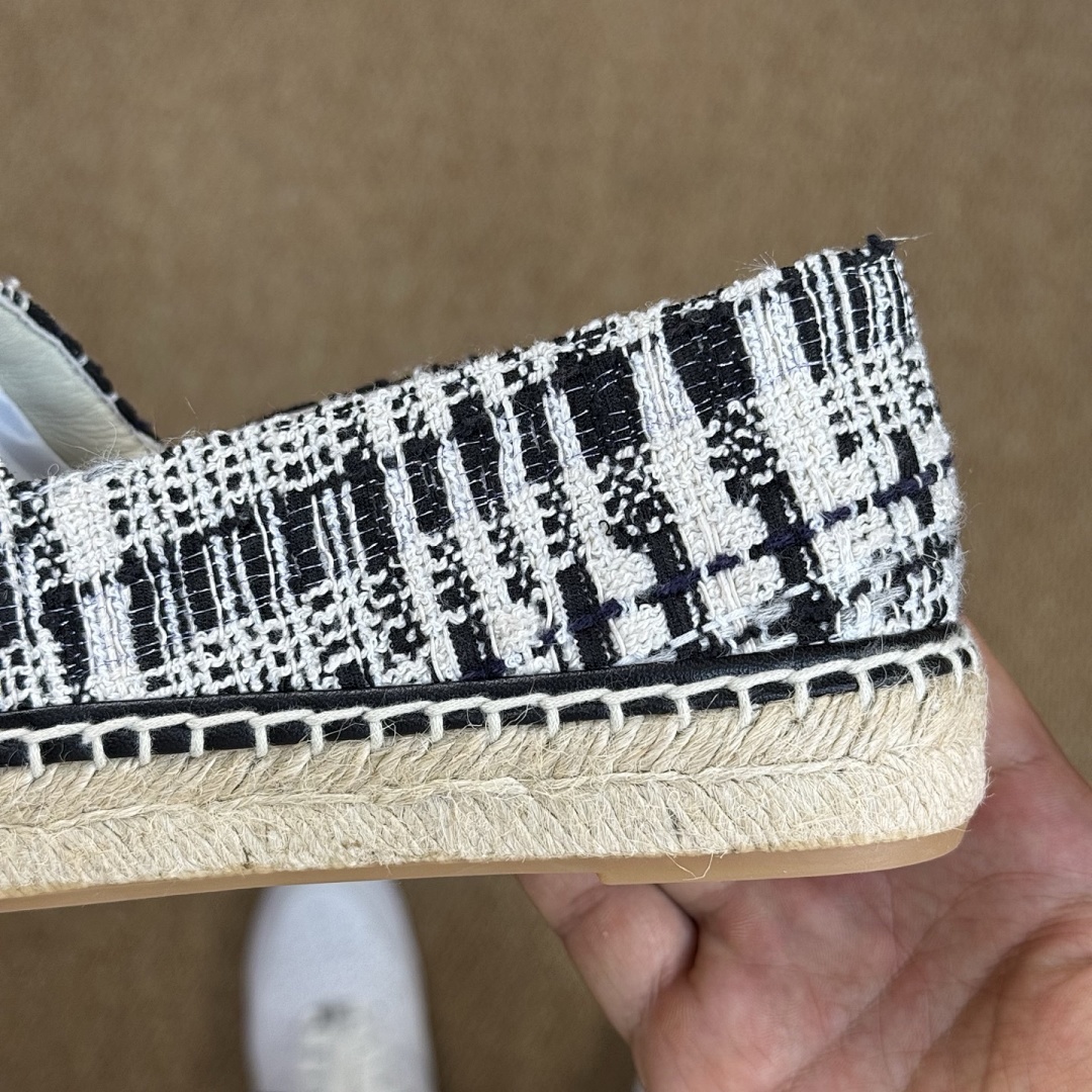 Chanel Black and White Tweed CC Logo Espadrilles with Black Lambskin Cap Toe - Image 5