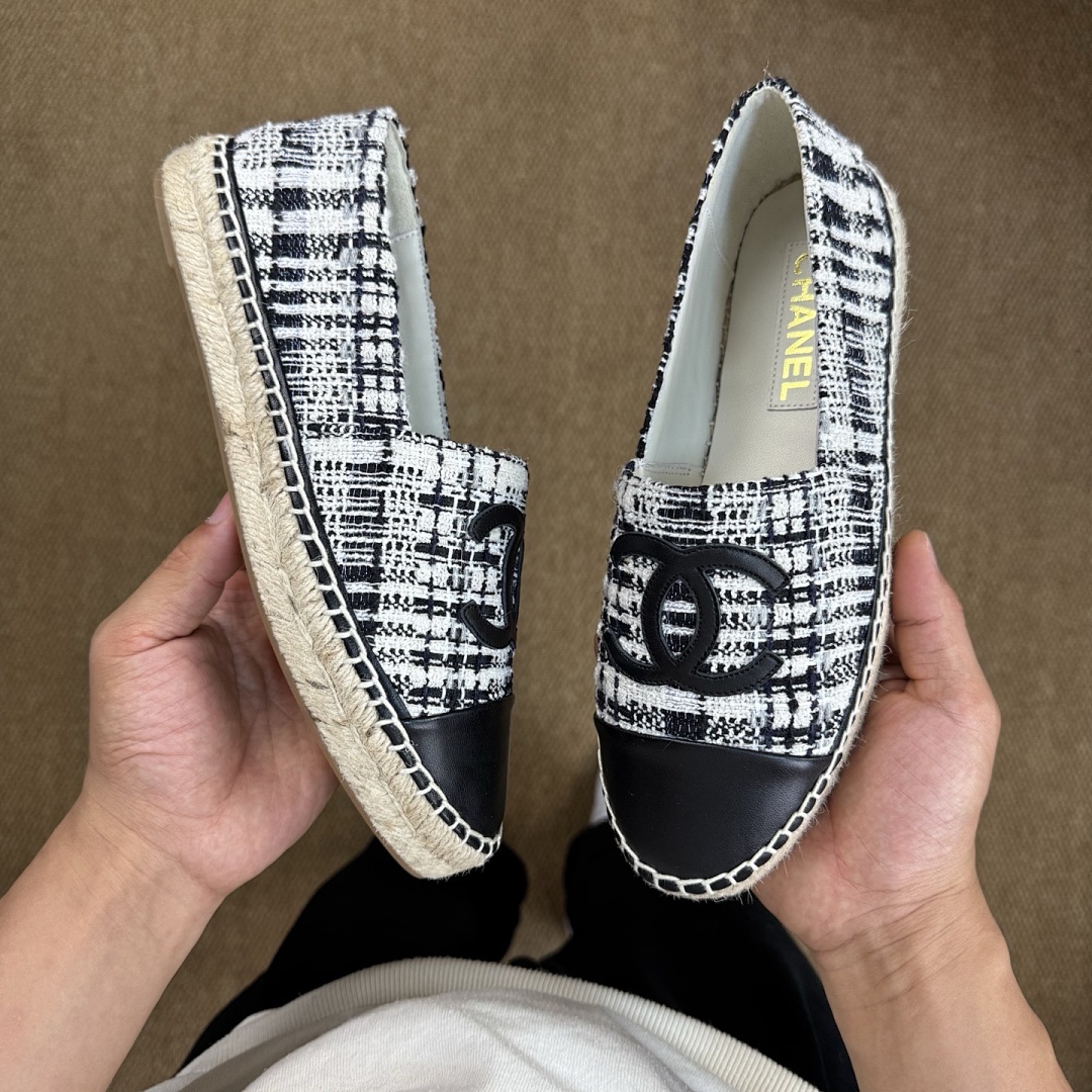 Chanel Black and White Tweed CC Logo Espadrilles with Black Lambskin Cap Toe - Image 7