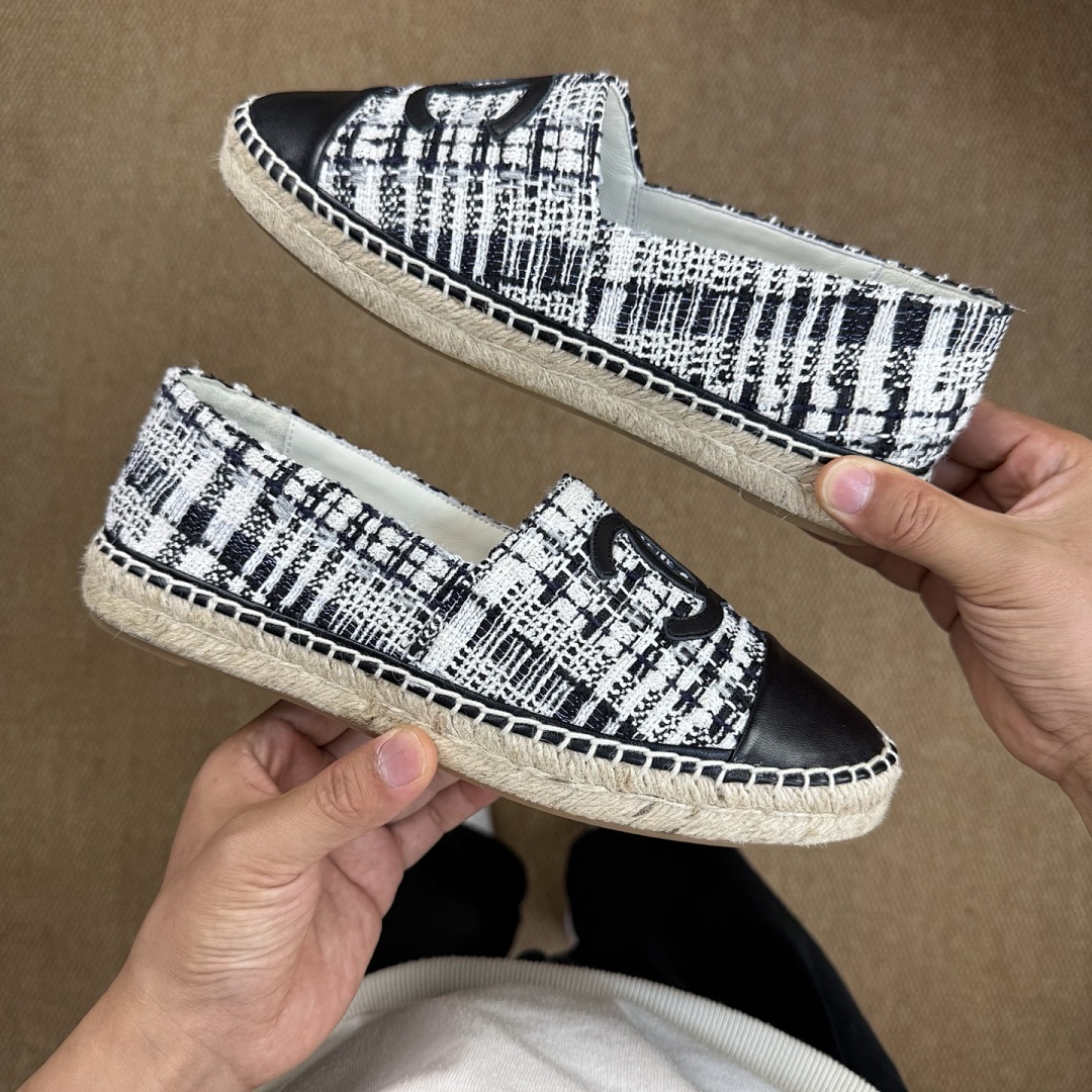 Chanel Black and White Tweed CC Logo Espadrilles with Black Lambskin Cap Toe - Image 8