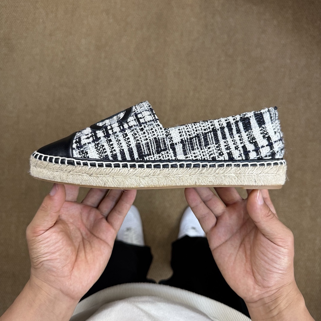 Chanel Black and White Tweed CC Logo Espadrilles with Black Lambskin Cap Toe - Image 9