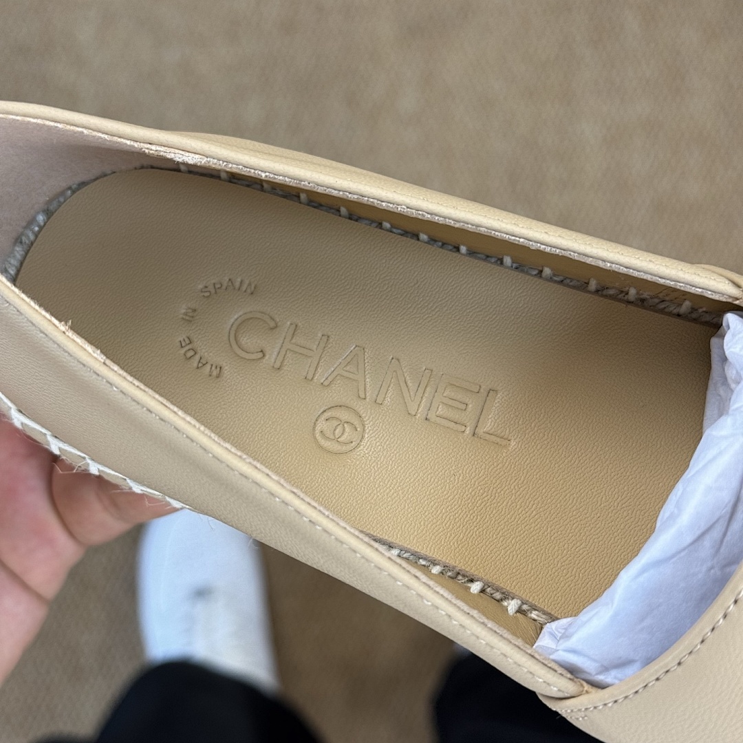 Chanel Espadrille Flats in Beige Leather with Black Cap-Toe - Image 4