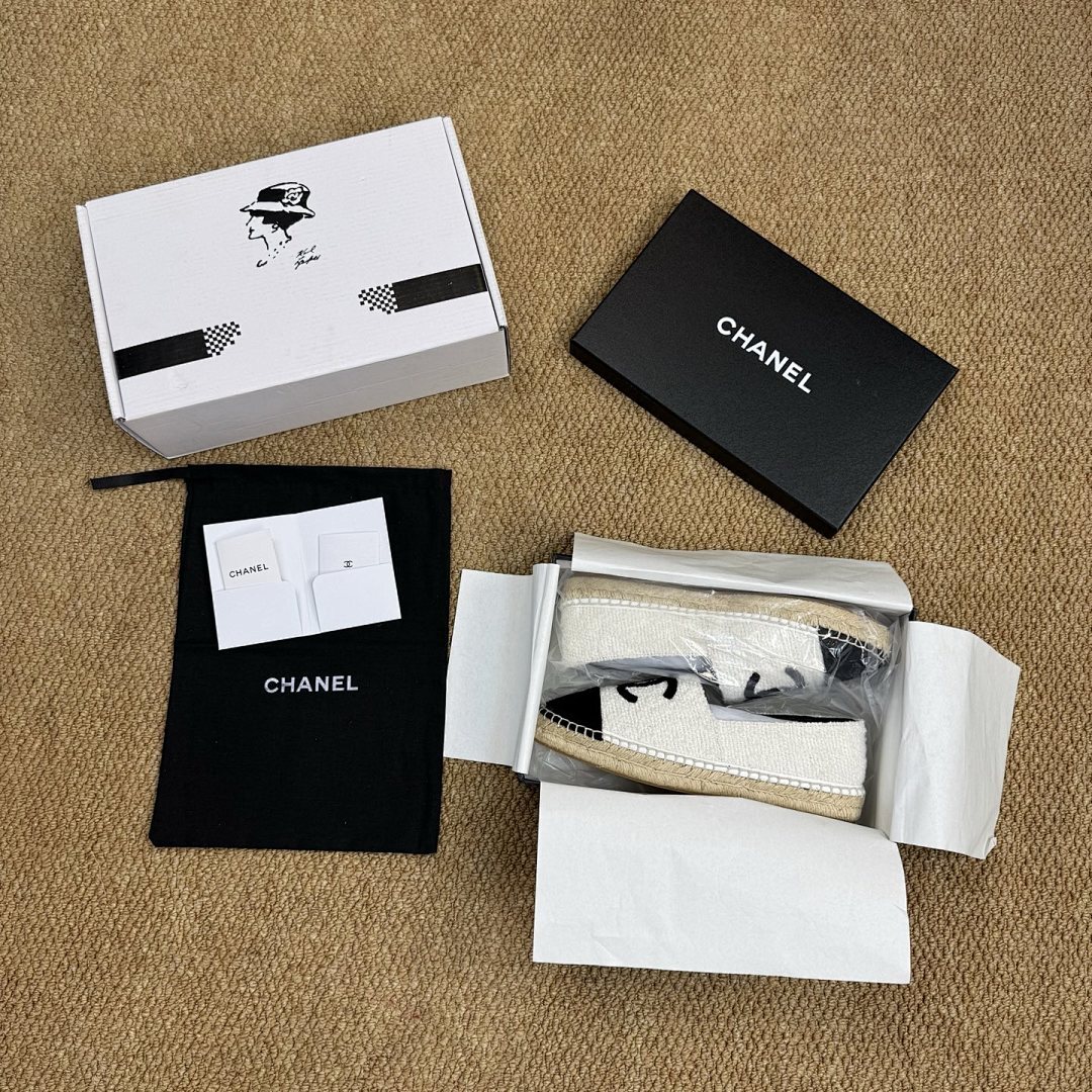 Chanel Espadrilles in White Tweed with Black Toe Cap and CC Logo - Image 5
