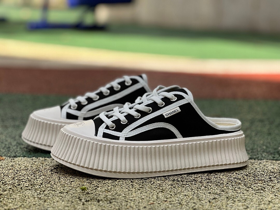 CHANEL Mules in Canvas, White & Black G43690 X56531 K4004