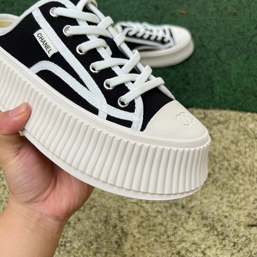 CHANEL Mules in Canvas, White & Black G43690 X56531 K4004 - Image 3