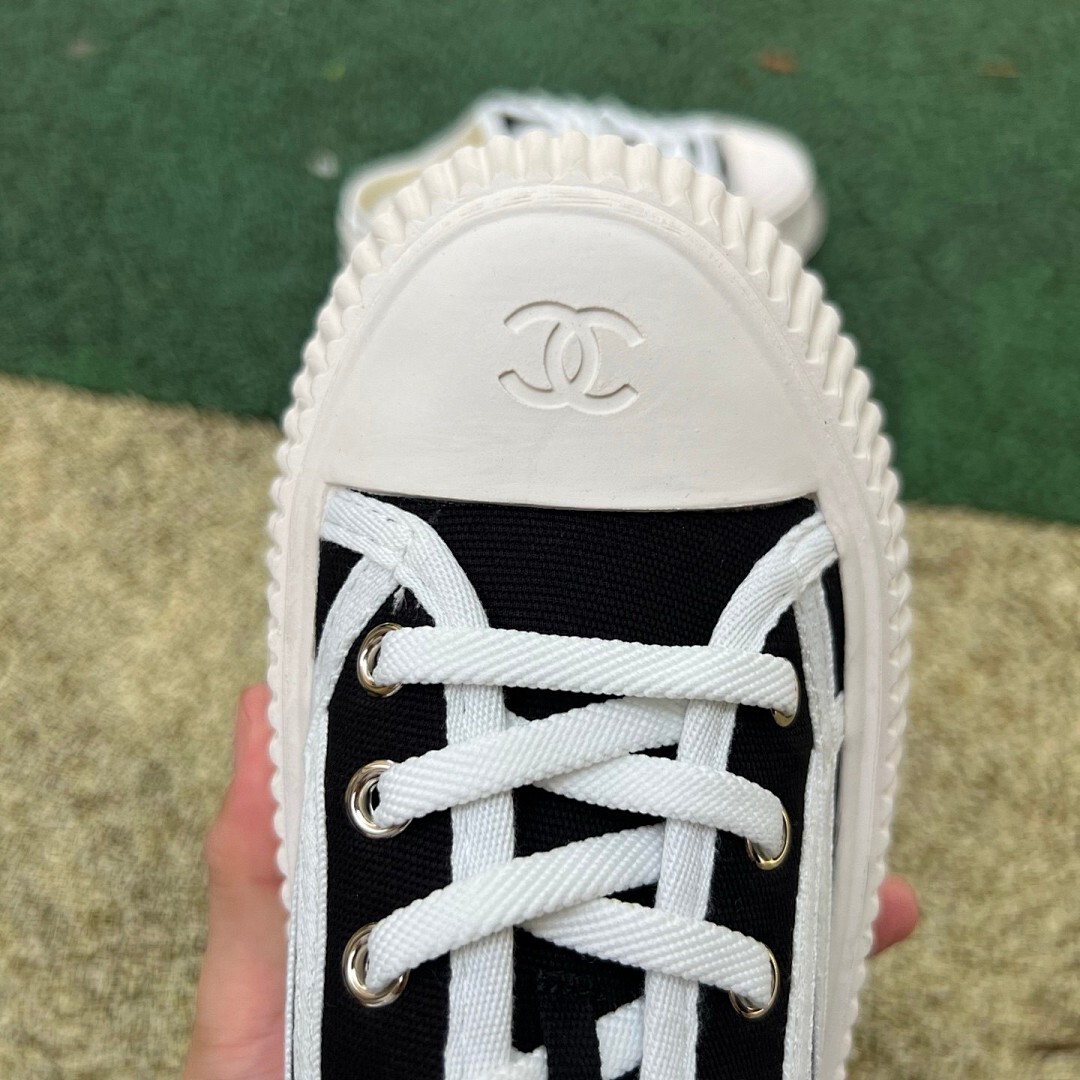 CHANEL Mules in Canvas, White & Black G43690 X56531 K4004 - Image 4