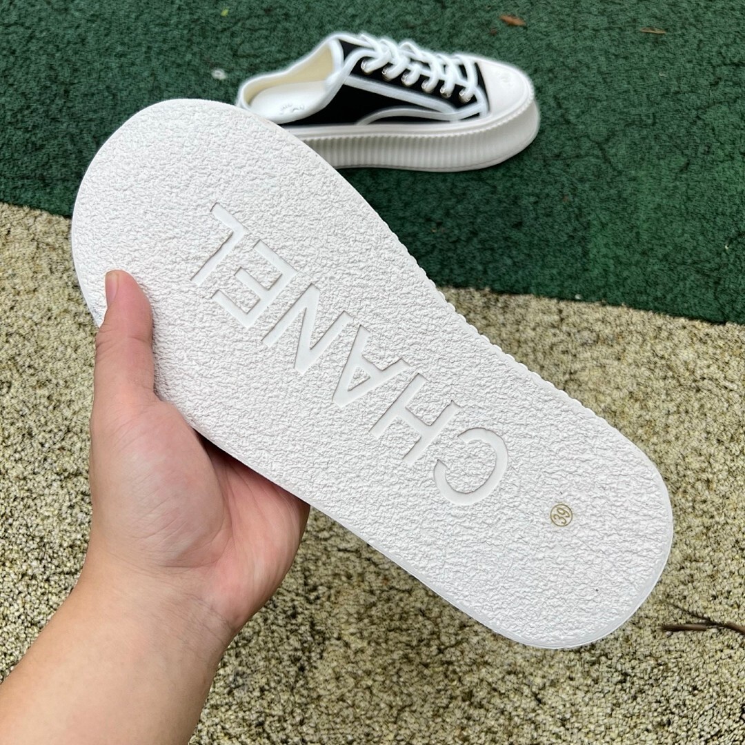 CHANEL Mules in Canvas, White & Black G43690 X56531 K4004 - Image 6