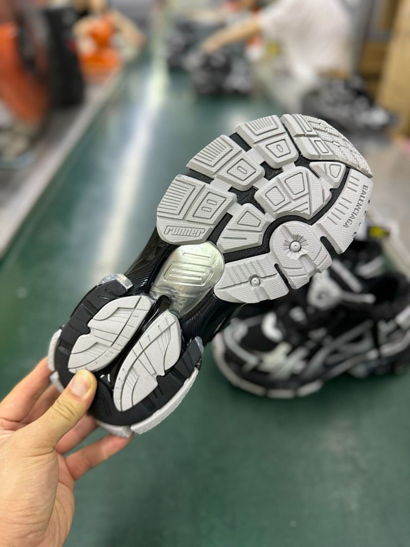 Balenciaga Runner Sneaker Black Grey - Image 3