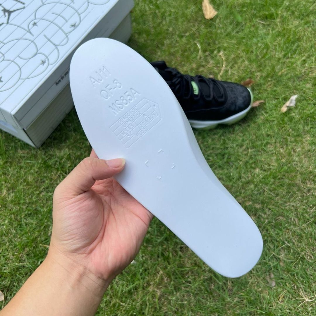 Air Jordan 11 Retro 'Glow in the Dark' - Image 4