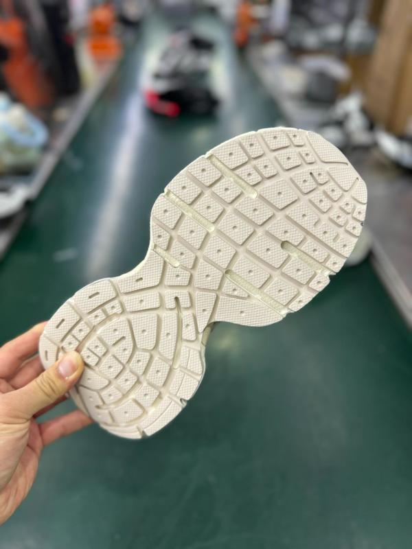 Balenciaga Runner Sneakers White 677403 W3RE1 9000 - Image 3