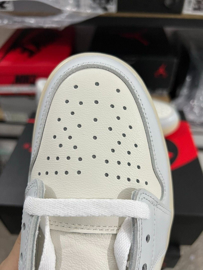 Air Jordan 1 Low SE "Floral Embroidery" White Light Smoke Grey Sail FN8918-100 Women's Sneakers - Image 4